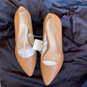 NWT Brown Point-toe heel